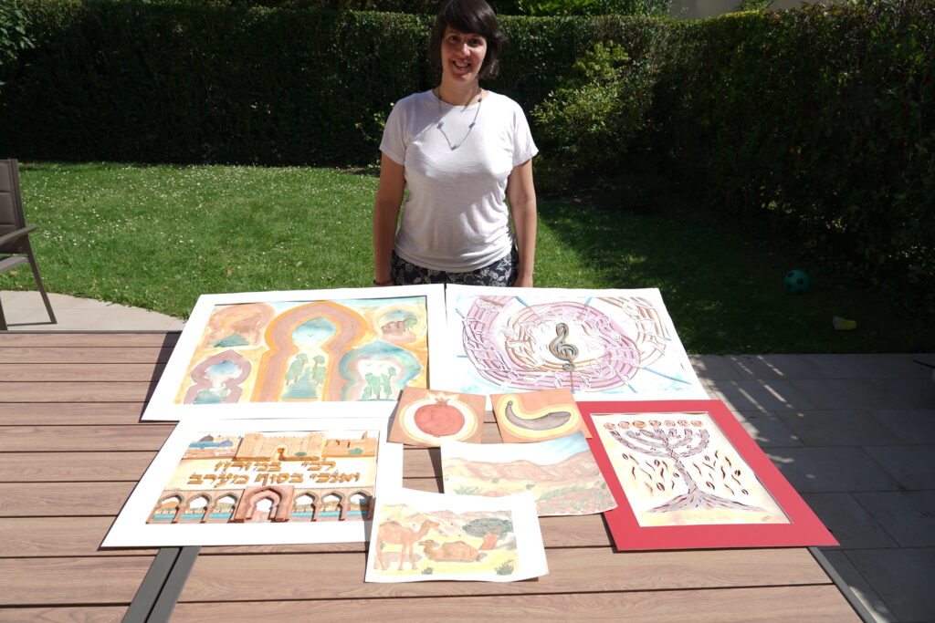L'artiste Sandra Yerushalmi pose avec ses œuvres d'art juif